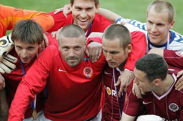 Fotbalista pražské Sparty Tomáš Řepka (uprostřed).