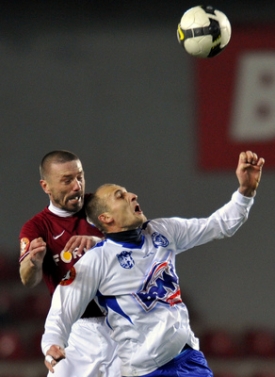 Tomáš Řepka (vlevo) v utkání s Kladnem.