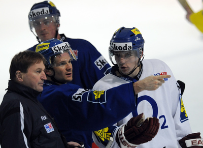 Patrik Eliáš a Radim Vrbata hovoří s trenérem Aloisem Hadamzcikem.