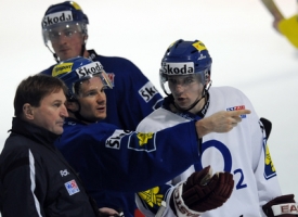 Patrik Eliáš a Radim Vrbata hovoří s trenérem Aloisem Hadamzcikem.