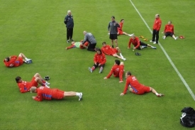Hr&aacute;či česk&eacute; fotbalov&eacute; reprezentace relaxuj&iacute; po tr&eacute;ninku.