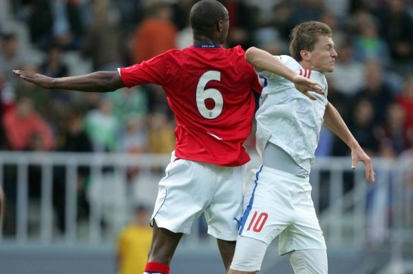 Tomáš Necid (vpravo) v jednom ze soubojů proti Anglii.