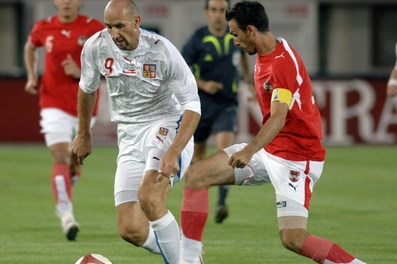 Útočník Jan Koller v utkání proti Rakousku