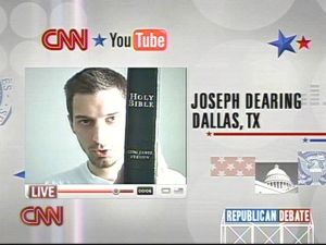 Jeden s tazatelů Joseph Dearing z Texasu s Biblí