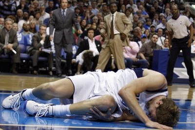 Dirk Nowitzki po nešťastném dopadu. Dirk Nowitzki po nešťastném dopadu.