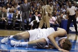 Dirk Nowitzki po ne&scaron;ťastn&eacute;m dopadu.