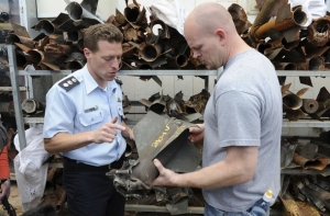 Pepa instalat&eacute;r a izraelsk&yacute; policista ve skladu vyp&aacute;len&yacute;ch raket.
