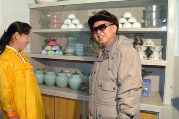 Kim Čong-il na propagačním snímku severokorejské domácnosti.