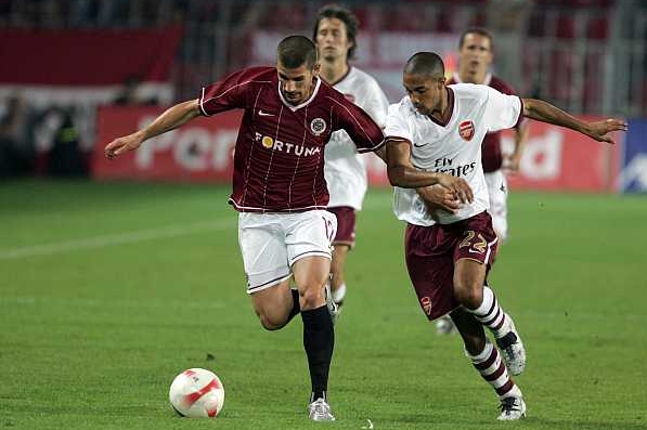 Jan Rezek (vlevo) na archivním snímku v utkání Sparty s Arsenalem. Jan Rezek (vlevo) na archivním snímku v utkání Sparty s Arsenalem.