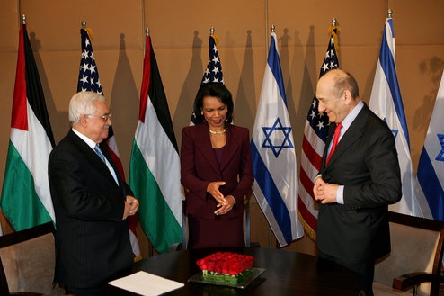 Pondělní schůzka americké ministryně zahraničí Condoleezzy Riceové s izraelským premiérem Ehudem Olmertem a palestinským prezidentem Mamúdem Abbásem v Jeruzalémě.
