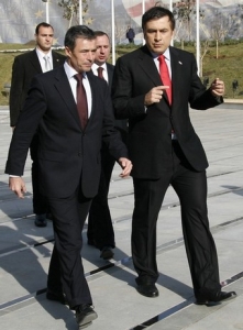 D&aacute;nsk&yacute; premi&eacute;r Rasmussen hovoř&iacute; s prezidentem Saaka&scaron;vilim.