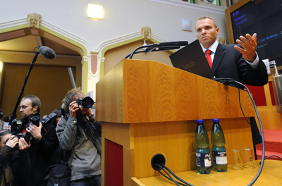 Radní Richter vystoupil před demonstranty.