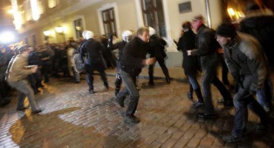 Demonstrace v centru Rigy se zvrhla v násilnosti.