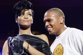 Zpěvačka Rihanna se vrátila zpět ke svému příteli, zpěváku Brownovi.