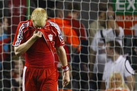John Arne Riise po nešťastném vlastním gólu.