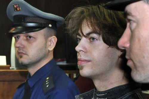 Miroslav Rittich v doprovodu justiční stráže.