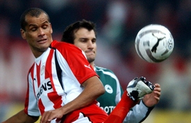 Brazilec ve službách aténského AEK - Rivaldo (vlevo).