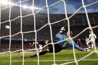Christiano Ronaldo právě pálí vedle brány z pokutového kopu.