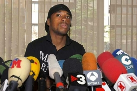 Robinho v zajetí novinářů. Stal se z něj nejdražší fotbalista Anglie.