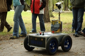 Robot brněnsk&eacute;ho t&yacute;mu RoboKop.