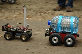 T&yacute;m RoboSys nasadil dva roboty. Jeden určoval trasu, druh&yacute; vezl n&aacute;klad