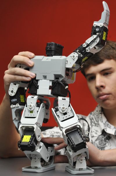 Tradiční představa robota: umělý člověk.