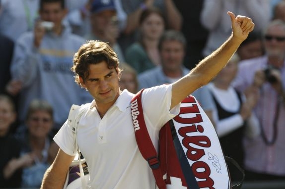 Roger Federer opouští kurt po výhře nad Mariem Ančičem.