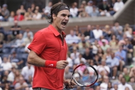 Radost Rogera Federera po vítězném míčku v semifinále US Open.