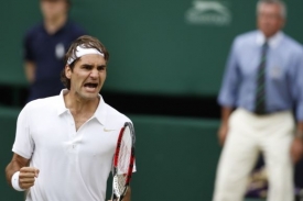 Roger Federer se raduje z postupu do finále Wimbledonu.