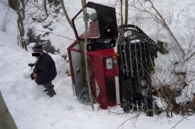 Taxirolba skončila svou j&iacute;zdu v potoce (foto: HZS Libereck&eacute;ho kraje).