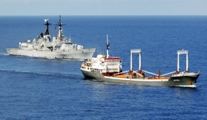 Italský torpedoborec Durand de la Penne doprovází loď s potravinami.