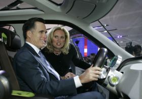 Romney si i s manželkou pojišťuje hlasy na výstavě aut v Detroitu.