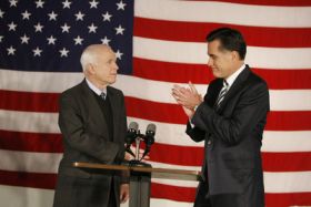 Mitt Romney (vpravo) podpořil prezidentskou kandidaturu Johna McCaina.