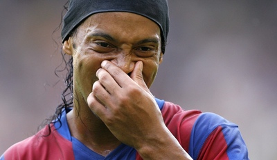 Změní Ronaldinho do pátku dres? Zájem o barcelonského záložníka má bohatá Chelsea 