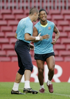 Hvězda Barcelony Ronaldinho (vpravo)