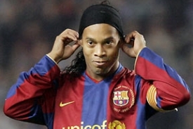 Ronaldinho, brazilský fotbalista v dresu Barcelony. Jak ještě dlouho? Ronaldinho, brazilský fotbalista v dresu Barcelony. Jak ještě dlouho?