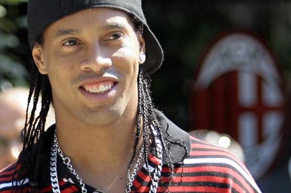 Brazilec Ronaldinho má dvěře do Pekingu otevřené. Brazilec Ronaldinho má dvěře do Pekingu otevřené.