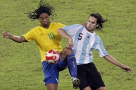 Brazilská hvězda Ronaldinho (vlevo) bojuje o míč. Brazilská hvězda Ronaldinho (vlevo) bojuje o míč.