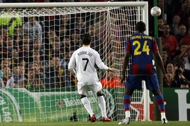Ronaldova střela z pokutového kopu míjí branku. Ronaldova střela z pokutového kopu míjí branku.
