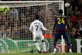 Ronaldova střela z pokutov&eacute;ho kopu m&iacute;j&iacute; branku.