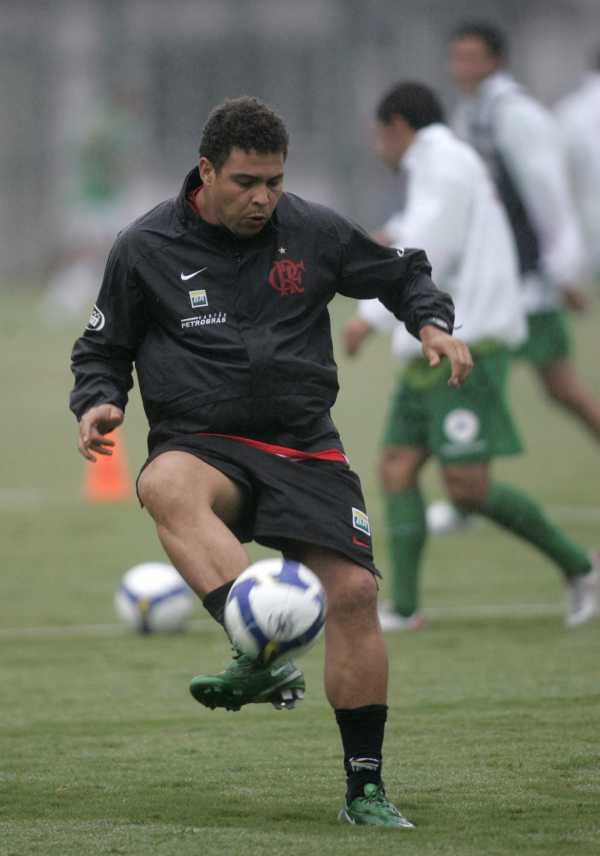 Brazilský fotbalista Ronaldo. Brazilský fotbalista Ronaldo.