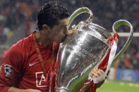Cristiano Ronaldo s trofej&iacute; pro v&iacute;těze Ligy mistrů