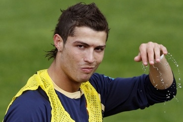 Portugalský fotbalista Cristian Ronaldo. Portugalský fotbalista Cristian Ronaldo.