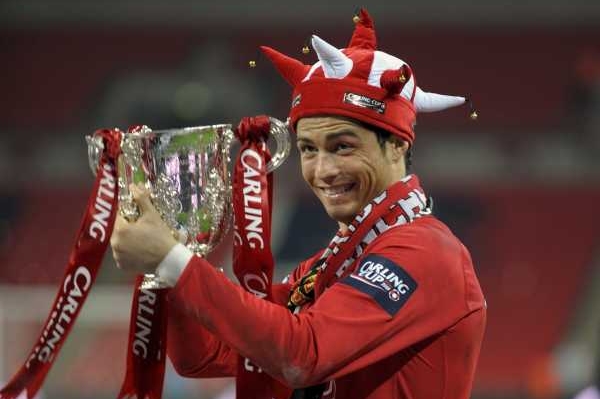 "Rudý ďábel" Ronaldo se raduje s trofejí. "Rudý ďábel" Ronaldo se raduje s trofejí.
