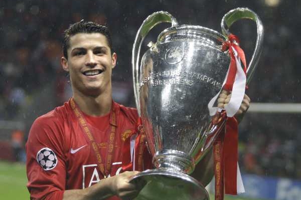 Cristiano Ronaldo s pohárem pro vítěze Ligy mistrů. 