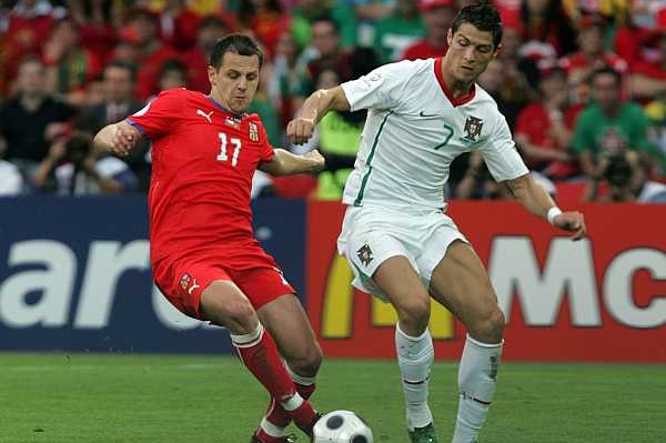 Cristiano Ronaldo (vpravo) v souboji s Markem Matějovským.