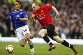 &Uacute;točn&iacute;k United Wayne Rooney (vpravo) v utk&aacute;n&iacute; proti Evertonu.