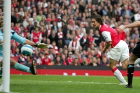 Tom&aacute;&scaron; Rosick&yacute; stř&iacute;l&iacute; druh&yacute; g&oacute;l Arsenalu v utk&aacute;n&iacute; s Boltonem.
