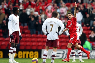 Stewart Downing (vpravo) se raduje z gólu do sítě Arsenalu.