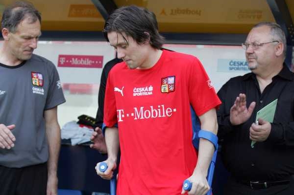 Tomáš Rosický ještě s berlema.
